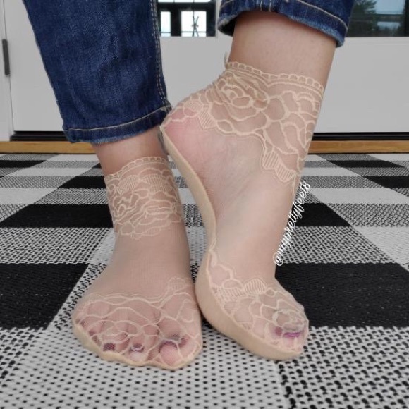 Beige Rose Ankle Sheer Socks - Picture 1 of 4